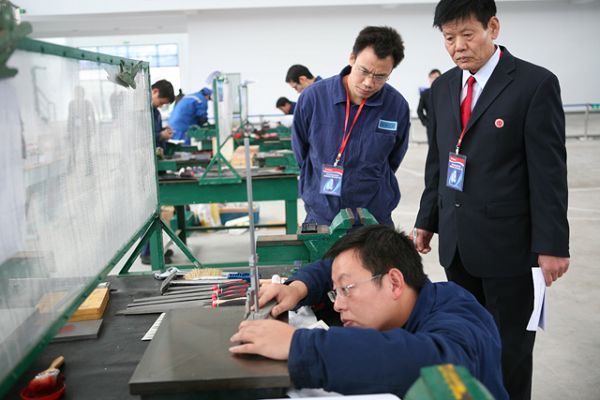 吉利首屆模具工職業技能比武大賽在臨海開鑼，助推職業技能培訓新高度